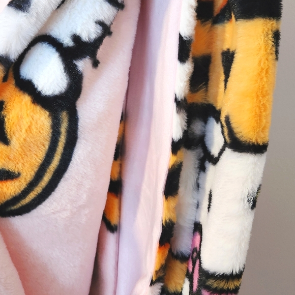 Hello Kitty Halloween Pumpkin 50in x 70in Faux Rabbit Fur Throw Blanket NWT - Picture 3 of 3